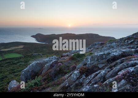 St Davids Head au coucher du soleil. Parc national de Pembrokeshire Coast. Pays de Galles, Royaume-Uni. Banque D'Images