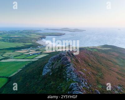 Carn Llidi, Whitesands Bay et Ramsey Island. Parc national de Pembrokeshire Coast. Pays de Galles, Royaume-Uni. Banque D'Images