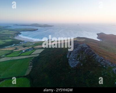 Carn Llidi, Whitesands Bay et Ramsey Island, aérien. Parc national de Pembrokeshire Coast. Pays de Galles, Royaume-Uni. Banque D'Images