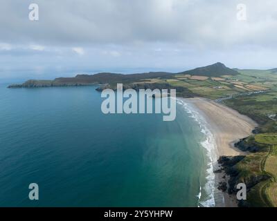 Whitesands Bay et Carn Llidi Aerial. Parc national de Pembrokeshire Coast. Pays de Galles, Royaume-Uni. Banque D'Images