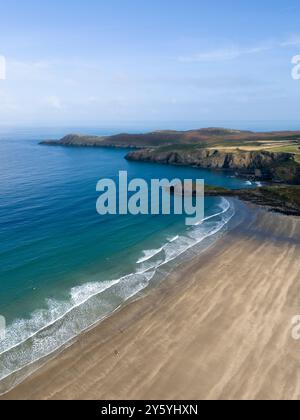 Whitesands Bay et Carn Llidi Aerial. Parc national de Pembrokeshire Coast. Pays de Galles, Royaume-Uni. Banque D'Images