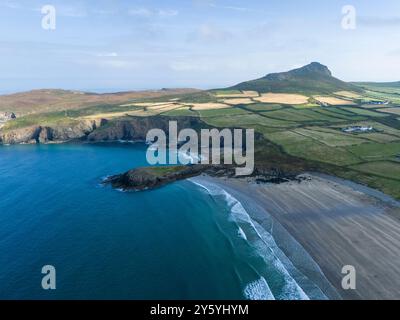 Whitesands Bay et Carn Llidi Aerial. Parc national de Pembrokeshire Coast. Pays de Galles, Royaume-Uni. Banque D'Images