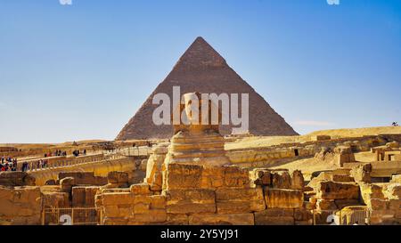 Magnifique vue panoramique sur le Grand Sphinx de Gizeh avec la pyramide de Khafre en arrière-plan comme vu du temple de la vallée sur le plateau de Gizeh Banque D'Images