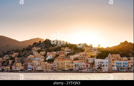 Île de Symi, Grèce - 20 avril 2023 : vue de l'île de Symi en Grèce. Petite île du Dodécanèse, Grèce, qui étonne les visiteurs avec son atmosphère calme et elle Banque D'Images