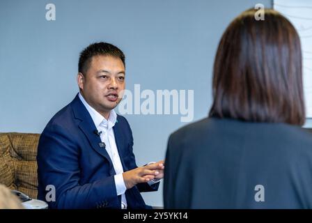 Johannesburg, Afrique du Sud. 20 septembre 2024. Li Xueyong (à gauche), président de JETOUR Auto, parle lors d'une interview avec Xinhua à Johannesburg, Afrique du Sud, le 20 septembre 2024. POUR ALLER AVEC 'Roundup : les opportunités d'oeil des constructeurs automobiles chinois sur le marché africain' crédit : Zhang Yudong/Xinhua/Alamy Live News Banque D'Images