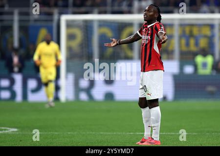 Milan, Italie. 22 septembre 2024. Rafael Leao de l'AC Milan fait des gestes lors du match de Serie A entre le FC Internazionale et l'AC Milan au Stadio Giuseppe Meazza le 22 septembre 2024 à Milan Italie . Crédit : Marco Canoniero/Alamy Live News Banque D'Images