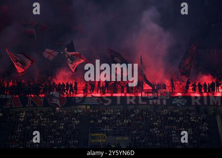 Milan, Italie. 22 septembre 2024. Supporters de l'AC Milan lors du match de Serie A entre le FC Internazionale et l'AC Milan au Stadio Giuseppe Meazza le 22 septembre 2024 à Milan Italie . Crédit : Marco Canoniero/Alamy Live News Banque D'Images