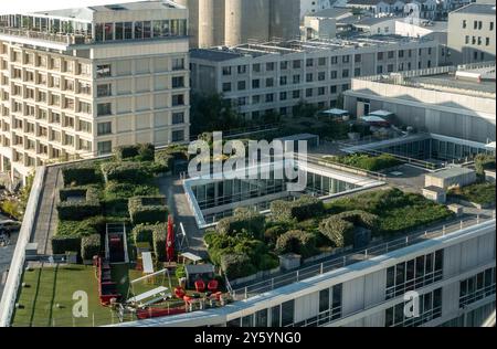 Un espace dynamique sur le toit orné de verdure et de sièges confortables à Bordeaux, France. Banque D'Images