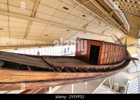 Grand bateau solaire de Khufu, fait de bois de cèdre du Liban et découvert en 1954 est conservé dans le musuem de bateau solaire sur le côté sud de la Grande Pyramide de Khufu sur le plateau de Gizeh au Caire, Egypte Banque D'Images