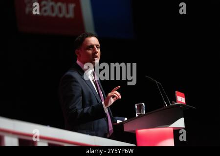 Liverpool, Royaume-Uni. 23 septembre 2024. Anas Sarwar Chef du Parti travailliste écossais, député du Parlement écossais (MSP) pour la région de Glasgow , député de Glasgow Central, s'exprimant à la conférence du travail. Photo : Garyroberts/worldwidefeatures.com crédit : GaryRobertsphotography/Alamy Live News Banque D'Images