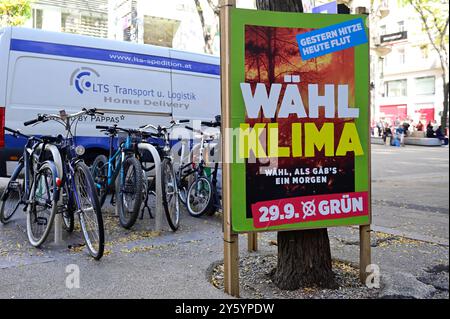 Vienne, Autriche. 23 septembre 2024. Affiches électorales du Parti vert pour les élections du Conseil national de 2024 en Autriche. Inscription : Votez pour le climat, votez comme s'il n'y avait pas de demain Banque D'Images