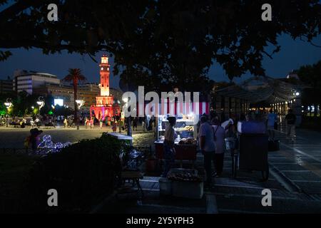 Août 2024 - Izmir : vue nocturne pittoresque de la Tour de l'horloge, un monument historique sur la place Konak avec la lune en arrière-plan Banque D'Images