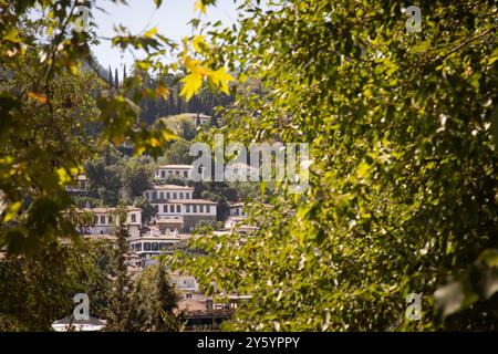 Août 2024 - Istanbul : village de Sirince près d'Efeso, avec maison ottomane typique et arbres autour Banque D'Images