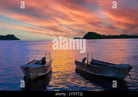 Deux bateaux ancrés au coucher du soleil, Îles Salomon Banque D'Images