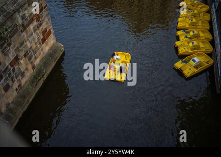 Bateaux à pédales à louer dans la rivière Vltava, Prague Banque D'Images