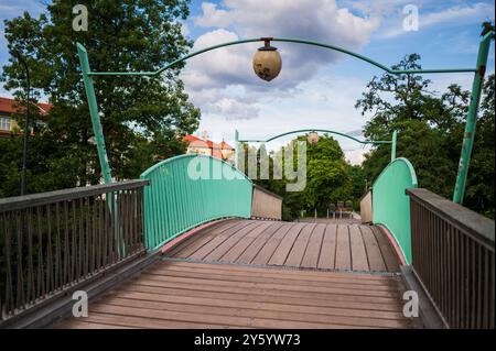 Pont en bois dans le parc de la ville, Prague Banque D'Images