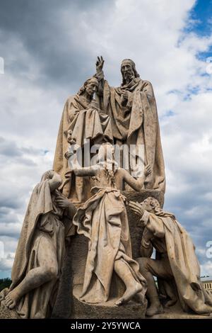 Sculpture des Saints Cyrille et méthode sur le pont Charles, Prague Banque D'Images