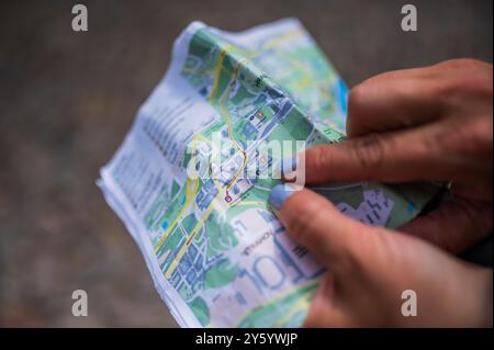 Gros plan de mains de femme tenant et pointant une carte, Prague Banque D'Images