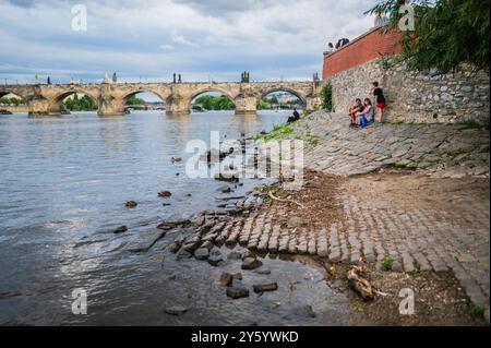 Les gens s'amusent sur la rive de la rivière Vltava, Prague Banque D'Images