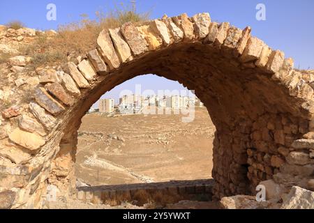 La vue ci-dessus des routes et de la ville Al-Karak du château. Al-Karak (Karak ou Kerak) est une ville de Jordanie connue pour son château de croisés Banque D'Images