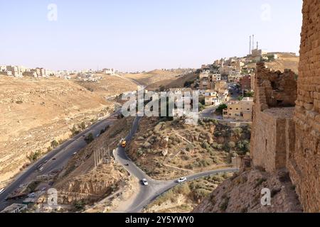 La vue ci-dessus des routes et de la ville Al-Karak du château. Al-Karak (Karak ou Kerak) est une ville de Jordanie connue pour son château de croisés Banque D'Images