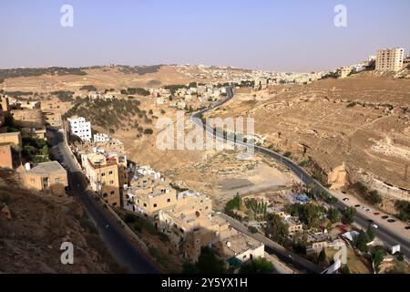 La vue ci-dessus des routes et de la ville Al-Karak du château. Al-Karak (Karak ou Kerak) est une ville de Jordanie connue pour son château de croisés Banque D'Images