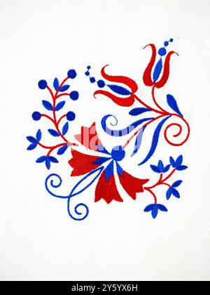 Ornement traditionnel slovène de broderie de nappe en bleu et rouge avec fleur d'oeillet Banque D'Images