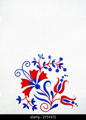 Ornement traditionnel slovène de broderie de nappe en bleu et rouge avec fleur d'oeillet Banque D'Images