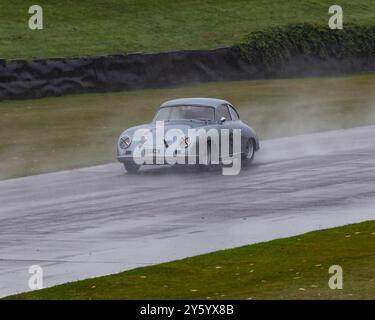 1955 Porsche 356 enregistrement UYY34 course sous la pluie et le jet au Goodwood Revival 2024 Banque D'Images