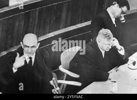 GIDEON HAUSNER ET ROBERT SERVATIUS AVOCATS DE LA DÉFENSE DANS LE PROCÈS EICHMANN / 17 AVRIL 1961 Banque D'Images