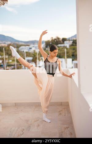 Une performance de ballet gracieux sur un fond naturel magnifique et pittoresque Banque D'Images