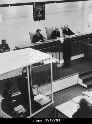 MOSHE LANDAU ET RAVEH HELEVI EXAMINENT LA PIÈCE N° 1 LORS DU PROCÈS EICHMANN À JÉRUSALEM/ 11 AVRIL 1961 Banque D'Images