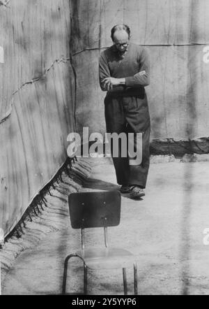 LOI ET ORDRE ADOLF EICHMANN ATTEND SON PROCÈS À JÉRUSALEM TÊTE BAISSÉE LES BRAS PLIÉS HORS DE LA PRISON DE LA PÉRIODE DE PORTE 6 AVRIL 1961 Banque D'Images