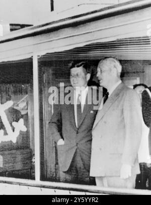 LE PRÉSIDENT AMÉRICAIN JOHN F. KENNEDY AVEC HAROLD MACMILLAN À BORD DU HONEY FITZ / 7 AVRIL 1961 Banque D'Images