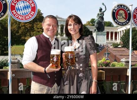 MUNICH, ALLEMAGNE - 22 SEPTEMBRE : Max Eberl membre du conseil d'administration du Sport FC Bayern München avec Natascha Fruscella participe à l'Oktoberfest au KAEFER Schaenke le 22 septembre 2024 à Munich, Allemagne. © diebilderwelt / Alamy Stock Banque D'Images