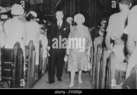 LE PREMIER MINISTRE BRITANNIQUE HAROLD MACMILLAN QUITTE L'ÉGLISE EN JAMAÏQUE / 1ER AVRIL 1961 Banque D'Images