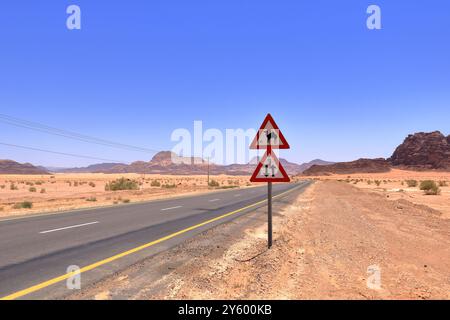 Panneau de signalisation drôle avertissant les chameaux traversant le désert de Wadi Rum, Jordanie Banque D'Images