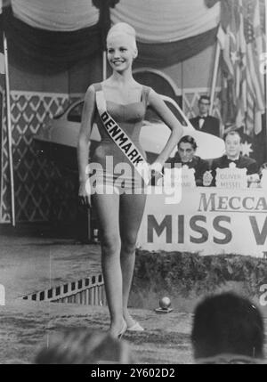 INTERROGÉE SUR L'ENLÈVEMENT DE PEUGEOT Londres, Angleterre, Royaume-Uni : Lise Bodin, anciennement Miss Danemark, vue lors du concours Miss monde à Londres, 1960. Mlle Bodin a été récemment interrogée à propos de l'enlèvement l'année dernière du petit-fils de 4 ans de M Peugeot, magnat français de l'automobile. 21 MARS 1961 Banque D'Images