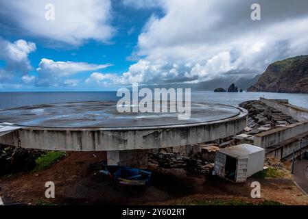 Plate-forme d'atterrissage d'urgence pour hélicoptères dans le nord de Madère Portugal Banque D'Images