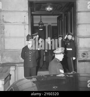 LE PREMIER MINISTRE BRITANNIQUE HAROLD MACMILLAN QUITTE LA MAISON DE LANCASTER / 15 MARS 1961 Banque D'Images