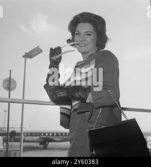 CONNIE FRANCIS QUITTE L'AÉROPORT DE LONDRES / 14 MARS 1961 Banque D'Images