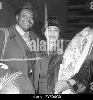 OSCAR PETERSON ET LA CHANTEUSE DE JAZZ ELLA FITZGERALD E ARRIVENT À L'AÉROPORT DE LONDRES / 4 MARS 1961 Banque D'Images