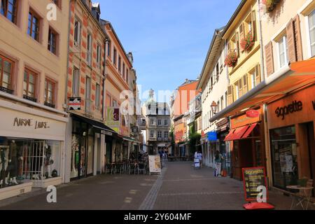 Mulhouse, Alsace en France - 22 août 2024 : les gens apprécient l'architecture dans les rues de la ville Banque D'Images