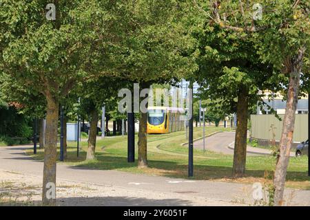 Mulhouse, Alsace en France - 23 août 2024 : un tramway jaune soutient la circulation publique dans la ville Banque D'Images