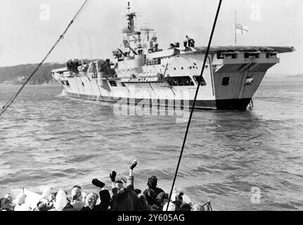 LE HMS ARK ROYAL RENTRE CHEZ LUI LE 1ER MARS 1961 Banque D'Images