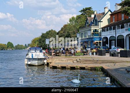 La maison publique Anglers au bord de la rivière à Walton on Thames un jour ensoleillé d'été Surrey Angleterre Royaume-Uni Banque D'Images