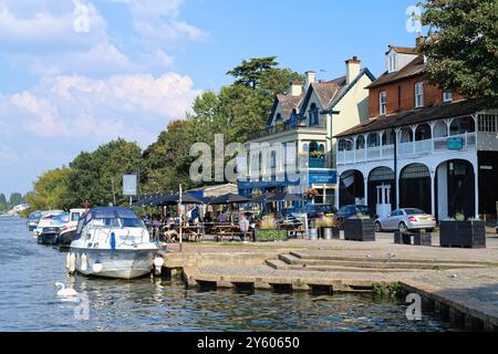 La maison publique Anglers au bord de la rivière à Walton on Thames un jour ensoleillé d'été Surrey Angleterre Royaume-Uni Banque D'Images