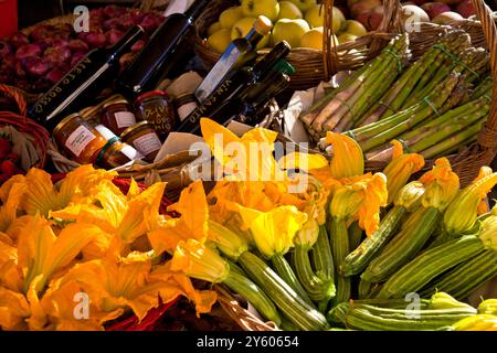 courgettes fraîches et fleurs de courgette, nature morte Banque D'Images