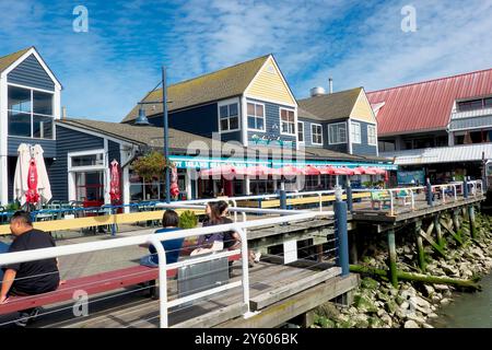 Restaurants de fruits de mer le long de la promenade à Fisherman`s Wharf, Steveston, Colombie-Britannique, Canada. 16 septembre 24. Banque D'Images