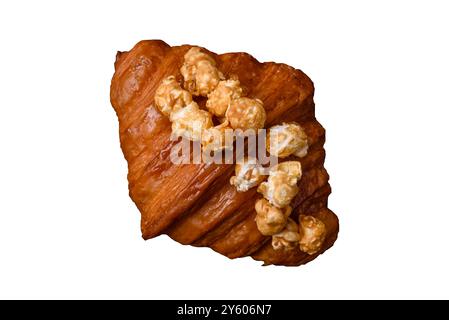 Croissant croustillant sucré avec caramel salé et pop-corn glacé sur fond blanc Banque D'Images